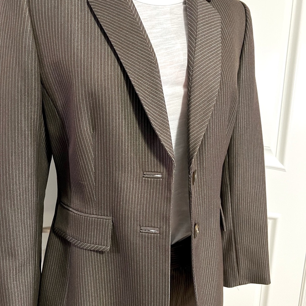 NWT Tahari suit size 8 US retail $280